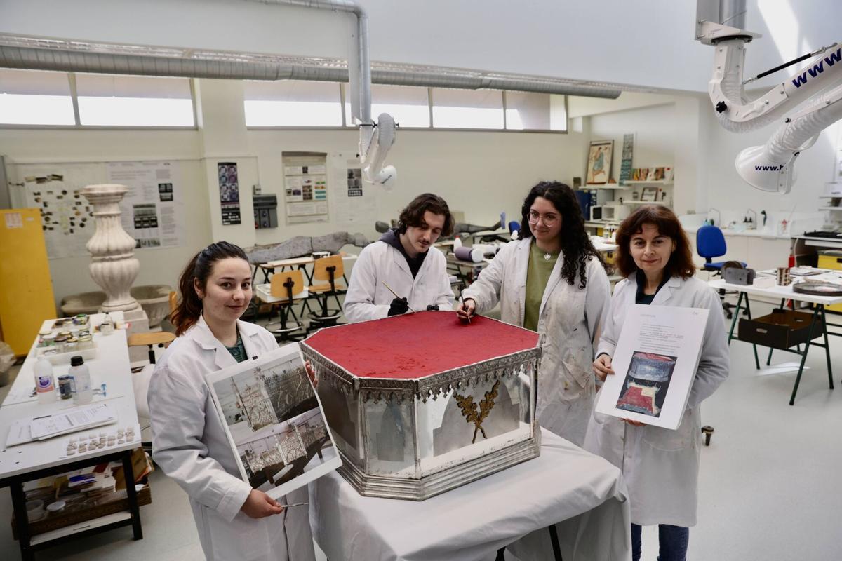 Los alumnos Imelda Kovacs, Miguel Forcello y María Faneu junto a la profesora Alma Barberena.