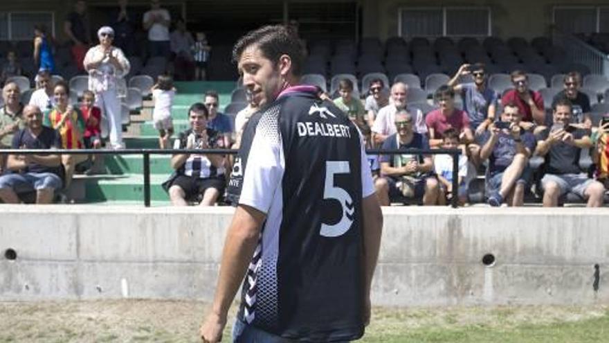 Ángel Dealbert, el día de su presentación como jugador del Castellón esta temporada.