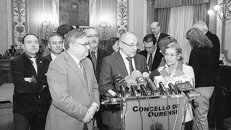 Ismael Rego, Francisco Rodríguez y Dolores Villarino, con los parlamentarios socialistas.