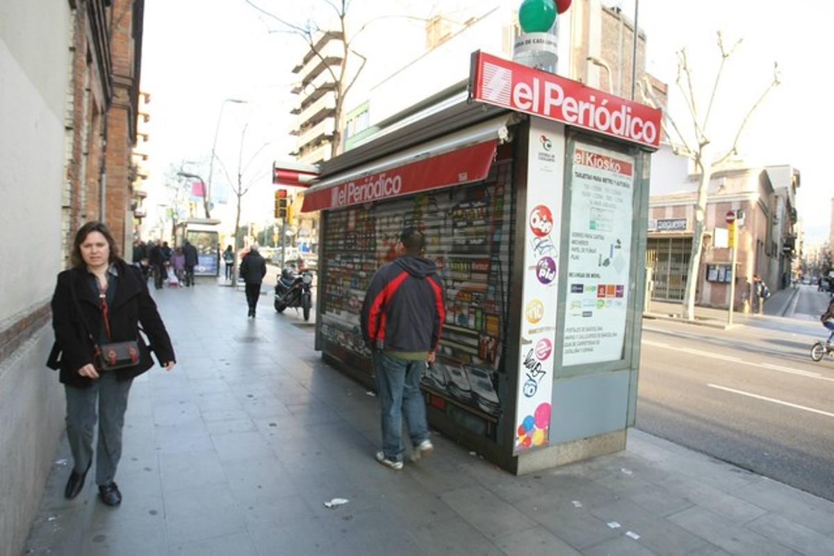 Aspecte d’un quiosc de plaça Espanya aquest matí.