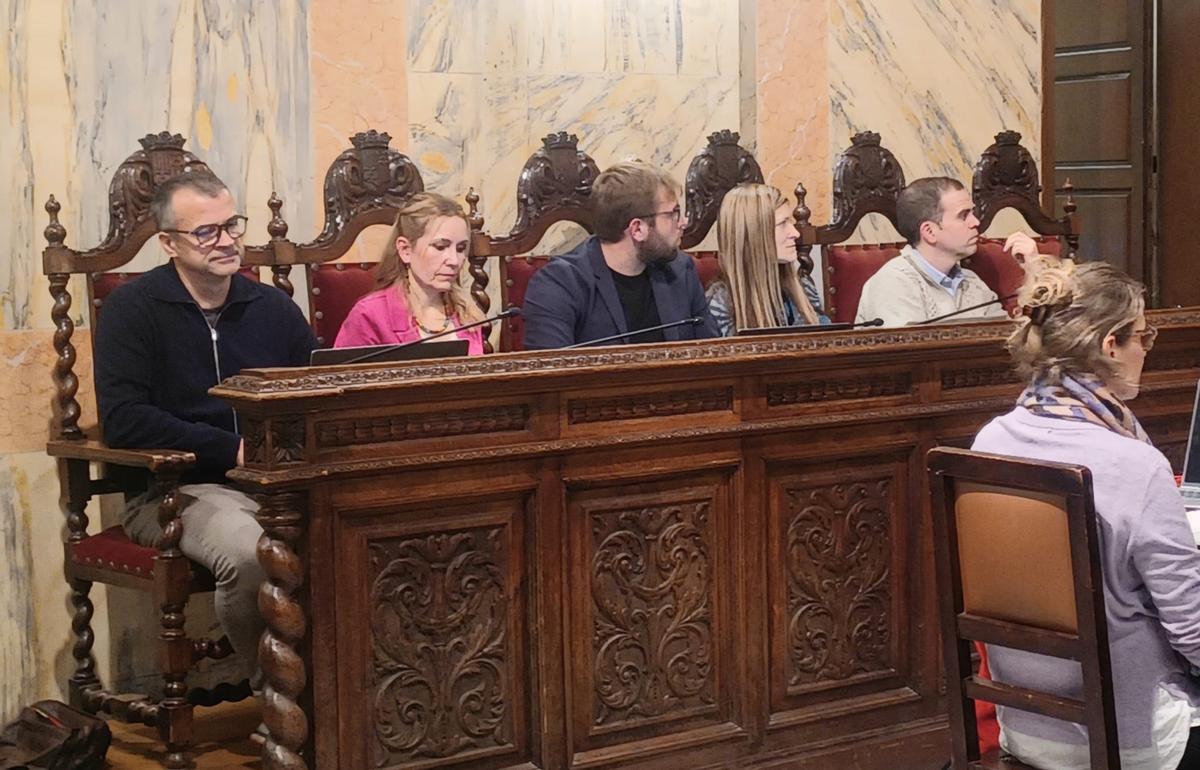 Lluís Minoves (a l'esquerra) al ple d'aquest dijous a Berga