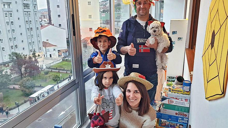 Tino Freire, Marta, María, Gonzalo y Cachi, en su casa enTravesía de Vigo