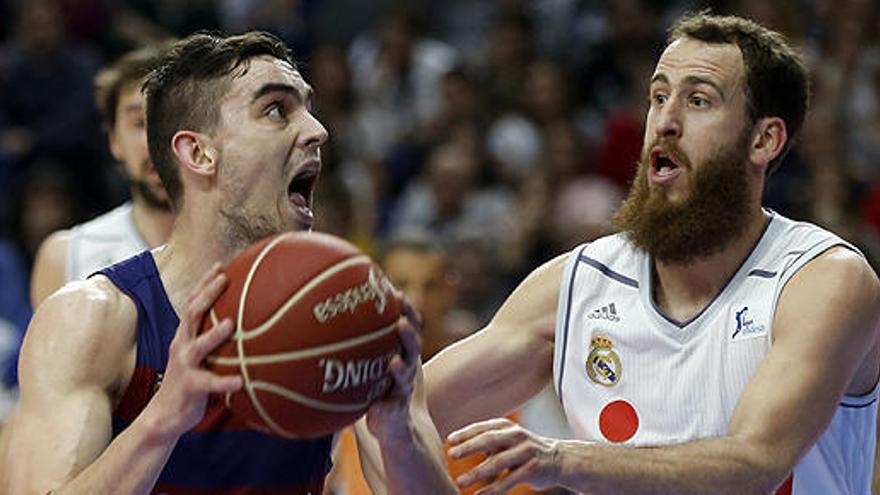 Satoransky, ante Sergio Rodríguez en una acción del partido.