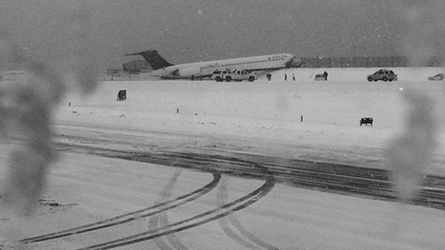 Imagen del avión que se ha salido de la pista en LaGuardia.