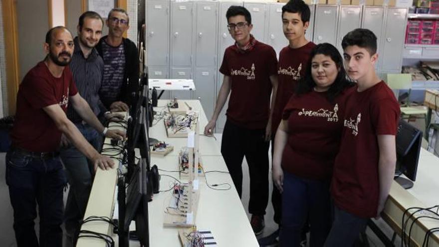 Los profesores Alex Gironés Miguel Ángel Gordo y Jorge Llorca, con los 4 alumnos ganadores de la Fira Experimenta y los instrumentos que han creado.