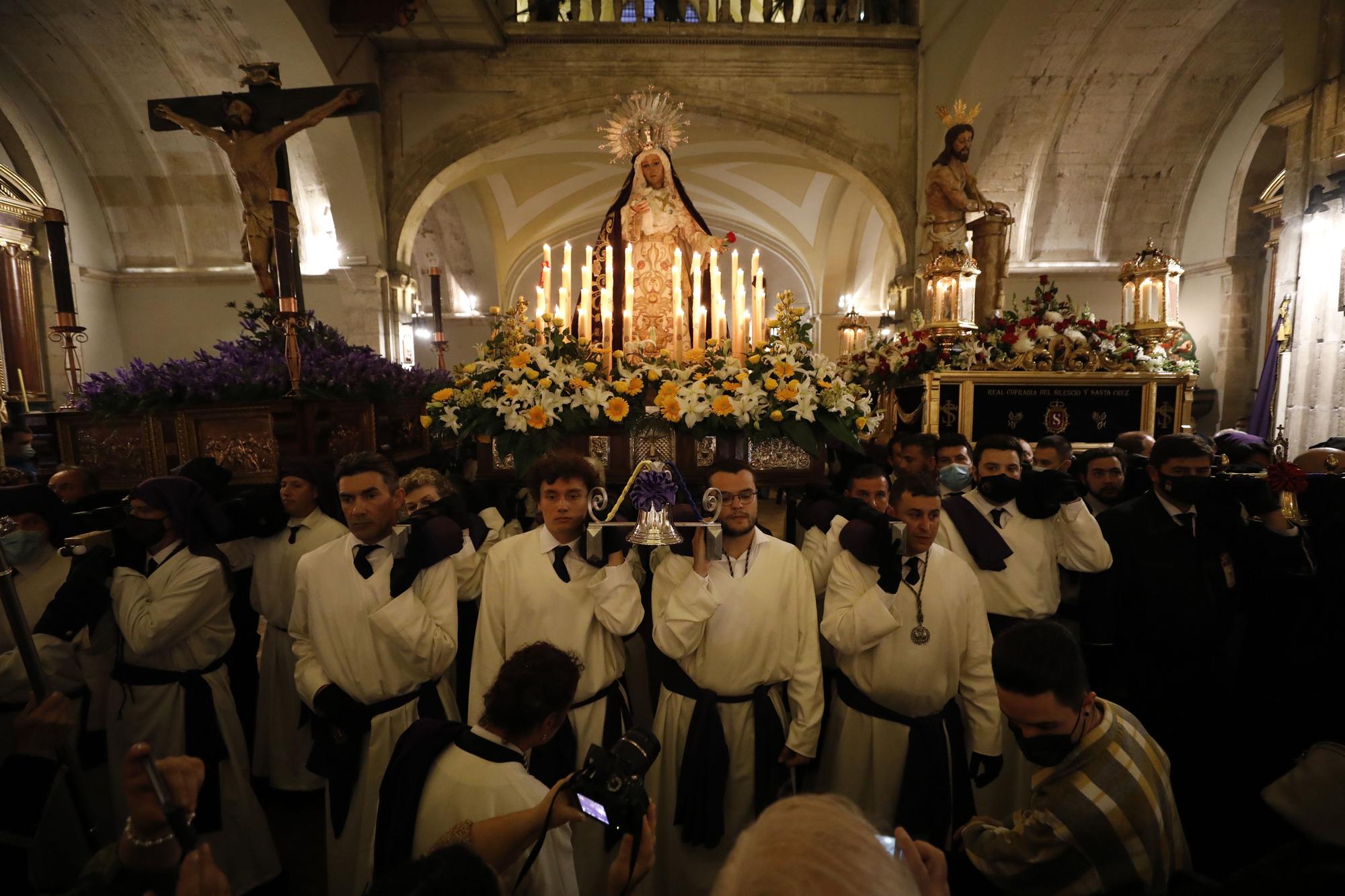 EN IMÁGENES: La lluvia da al traste con la procesión del Silencio en Oviedo, pero no ahoga el fervor cofrade