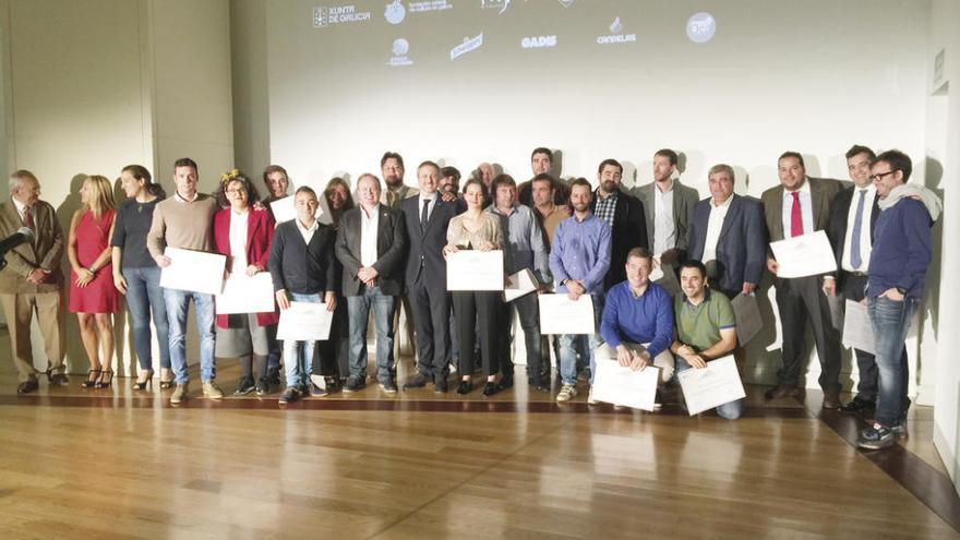 Los 25 alumnos, ayer, con profesores y autoridades.