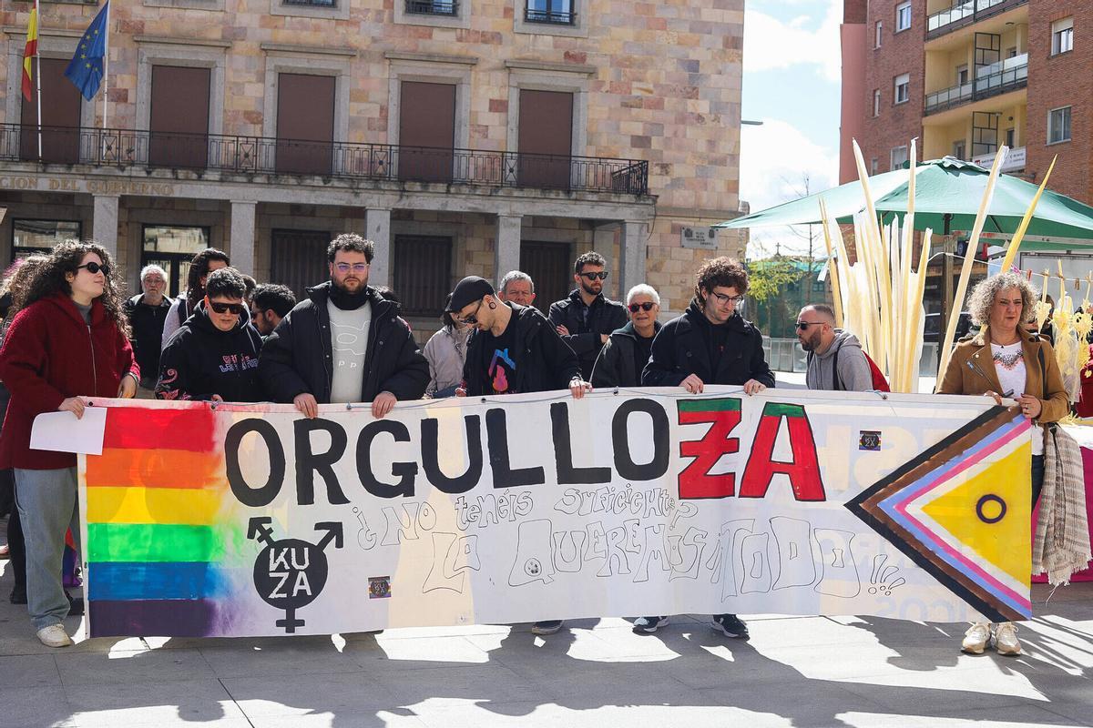 Zamora. Concentración por la agresión tránsfoba a Bianca, Miss Trans Zamora, en la plaza de la Constitución, convocada por el colectivo Kuza