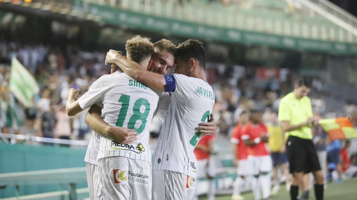 Simo, Antonio Casas y Javi Flores celebran el tercer gol ante el Unionistas en El Arcángel.