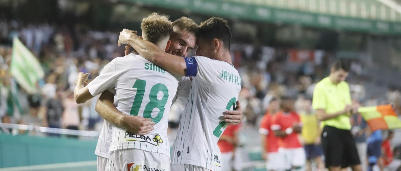 Simo, Antonio Casas y Javi Flores celebran el tercer gol ante el Unionistas en El Arcángel.
