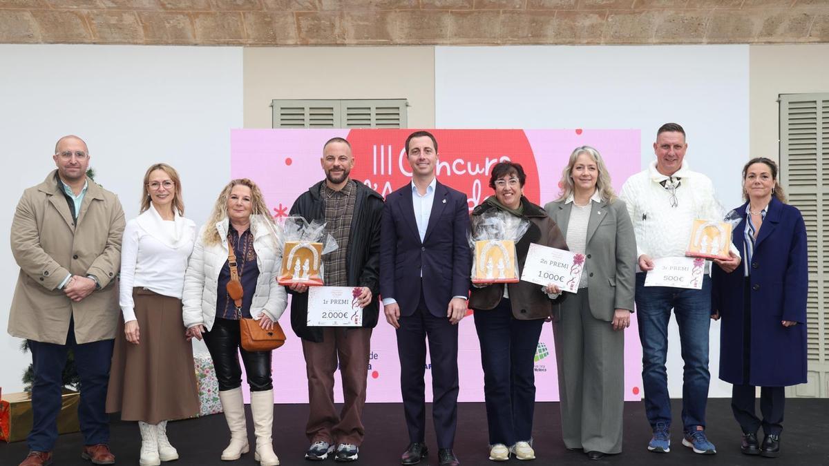 El presidente del Consell de Mallorca, Llorenç Galmés, y la consellera insular de Promoción Económica y Desarrollo Local, Pilar Amate, con los premiados del III Concurso de Escaparates de Navidad de la 'Part Forana'.