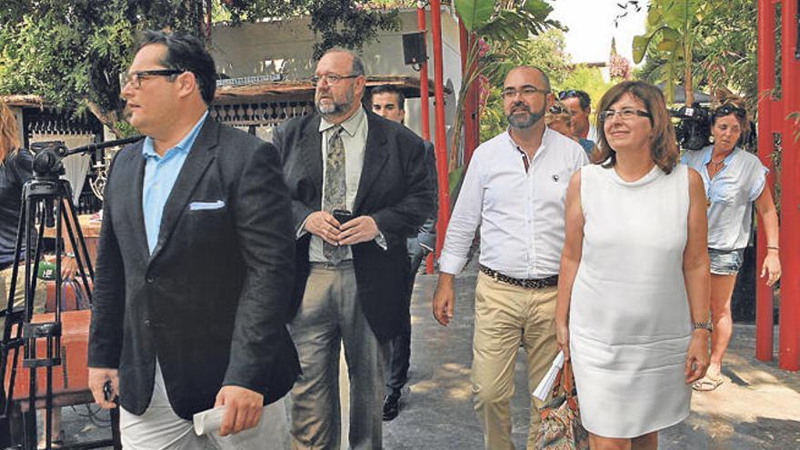 Jaime Ochogavía (segundo a la izquierda) con Vicent Roig y Josefa Costa.