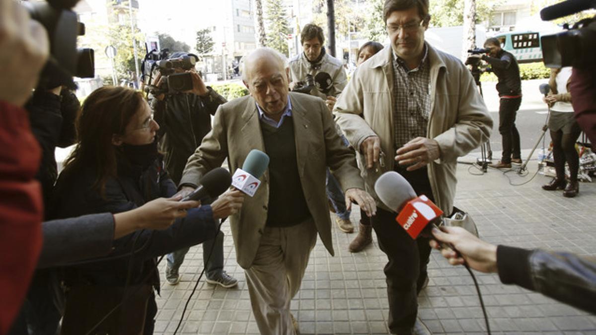 Jordi Pujol, rodeado de periodistas, ayer, a las puertas de su casa en la ronda del General Mitre.