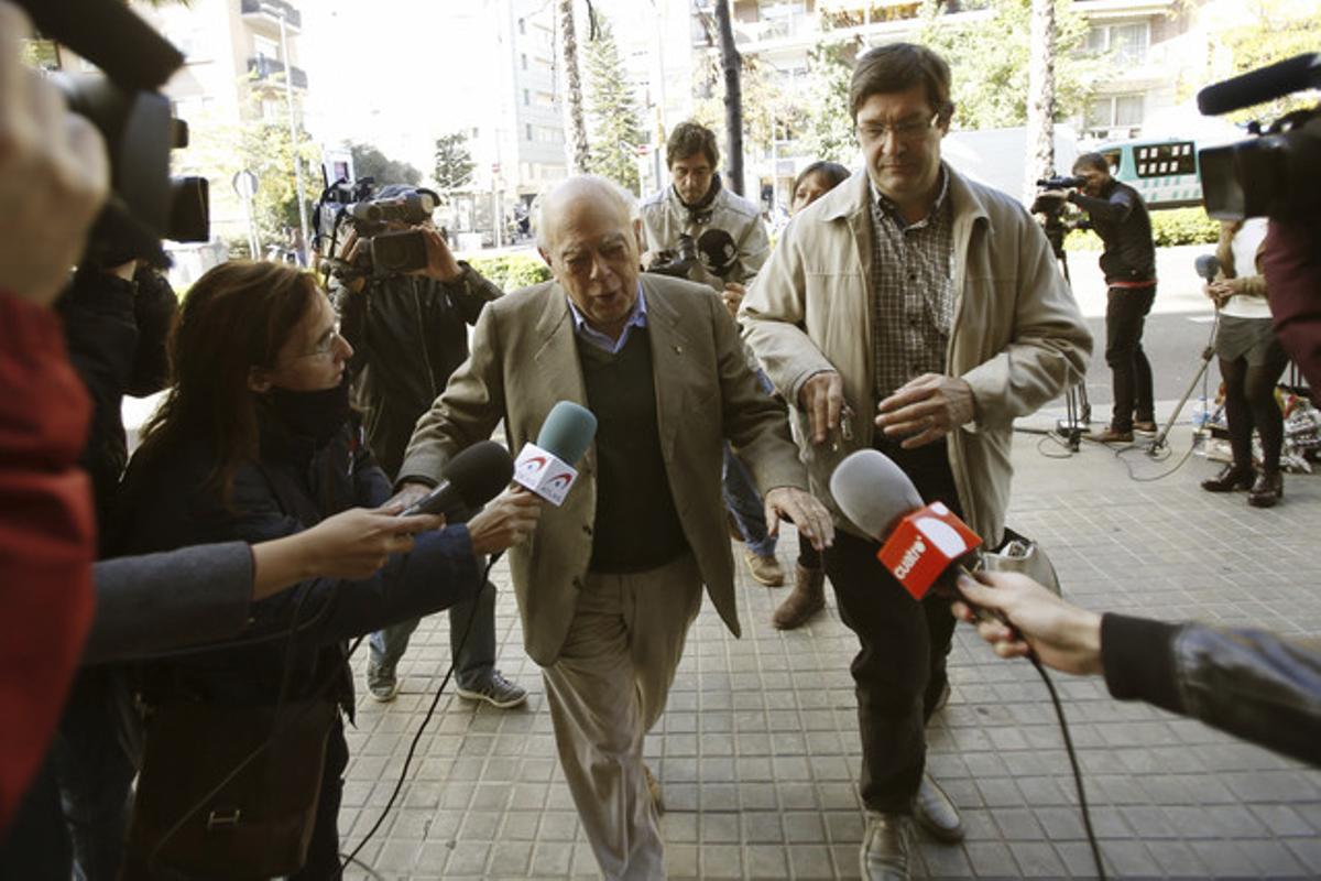 Jordi Pujol, envoltat de periodistes, ahir, a les portes de casa seva a la ronda del General Mitre.