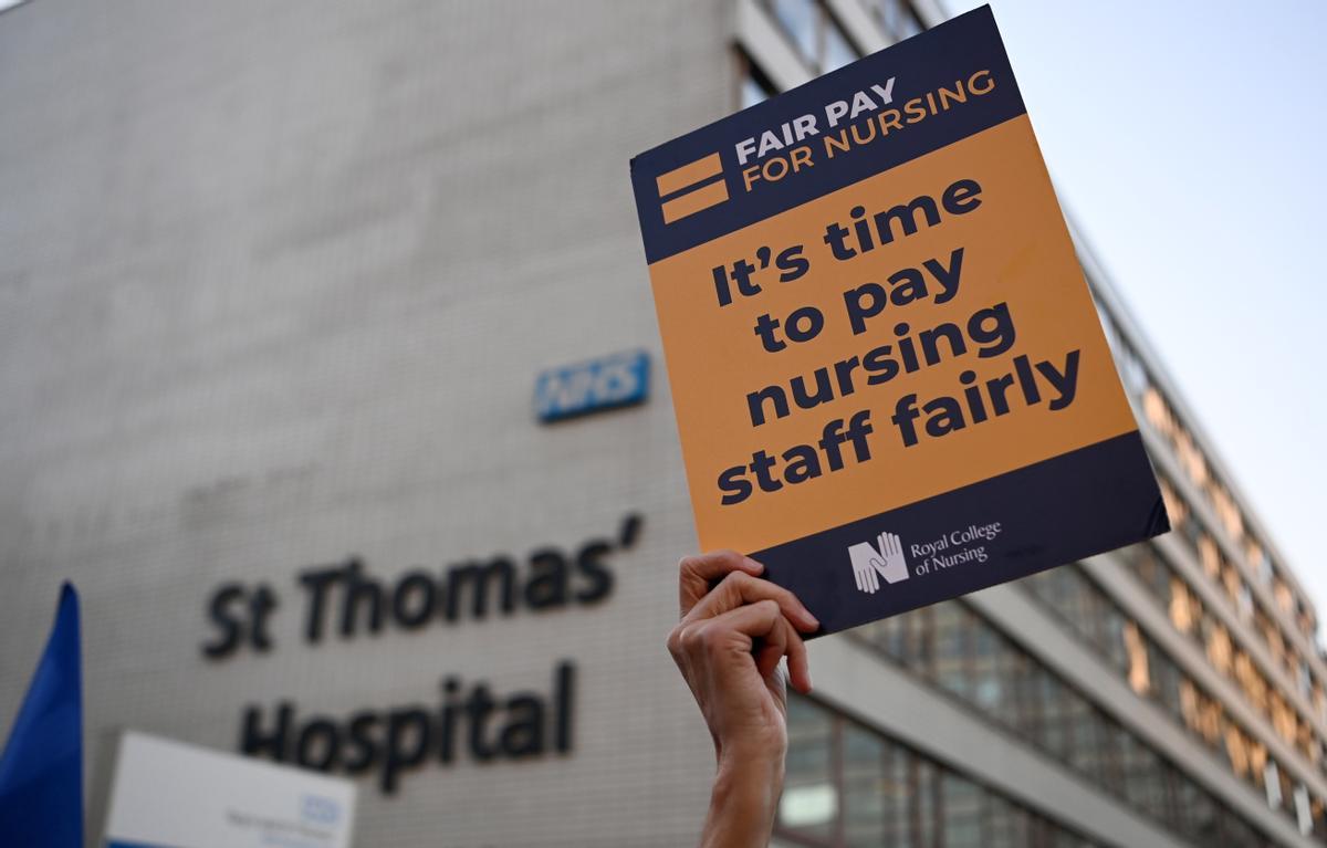 Enfermeras del sistema público de salud británico (NHS, por sus siglas en inglés), protestan frente al Hospital St. Thomas, en Londres.