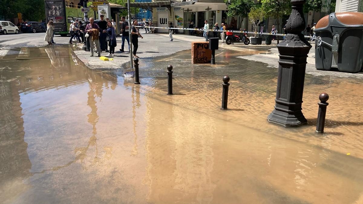 Un reventón inunda la calle Colón de València