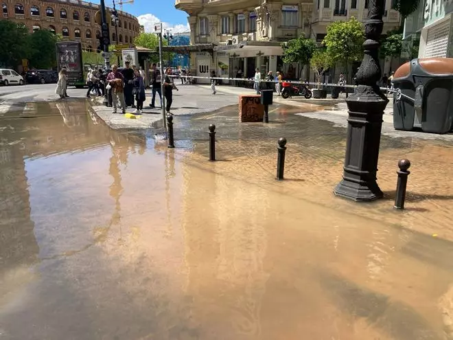 Un reventón inunda la calle Colón de València