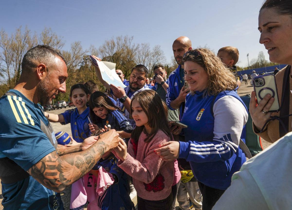Cazorla, firmando autógrafos en el entrenamiento de puertas abiertas del pasado viernes.