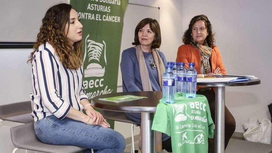 Por la izquierda, Ana Díaz, Margarita Fuente y Margarita Collado, durante la presentación de la carrera.