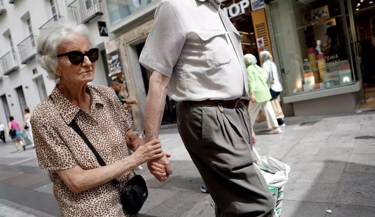 Personas mayores paseando por el centro de la ciudad.