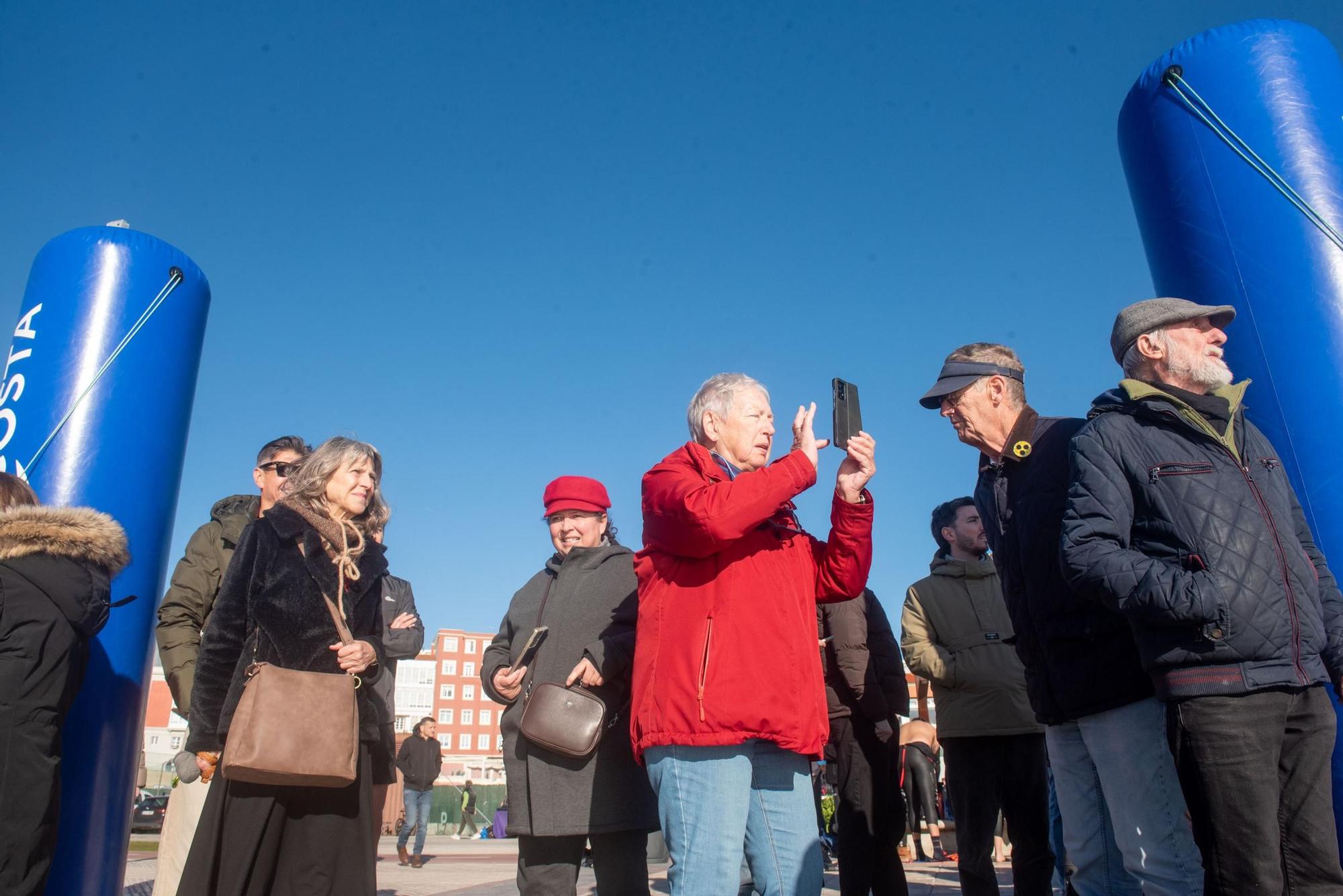 A Coruña desafía al frío y al mar para visibilizar la ELA