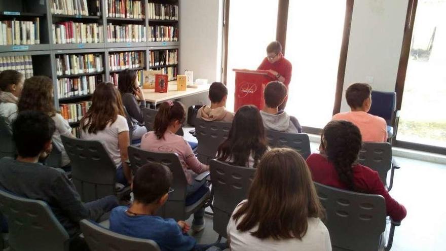 Un alumno de La Inmaculada lee El Quijote en la Biblioteca Municipal de Villalpando.