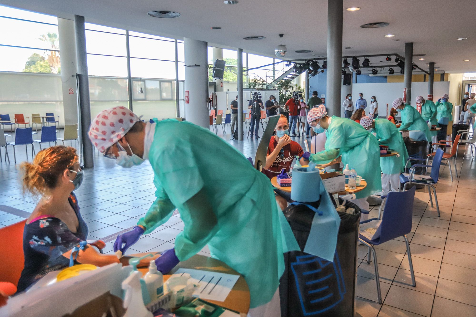 Torrevieja realiza test rápidos de covid a 1.500 profesores y personal no docente de todos sus centros educativos tras la polémica con la Generalitat