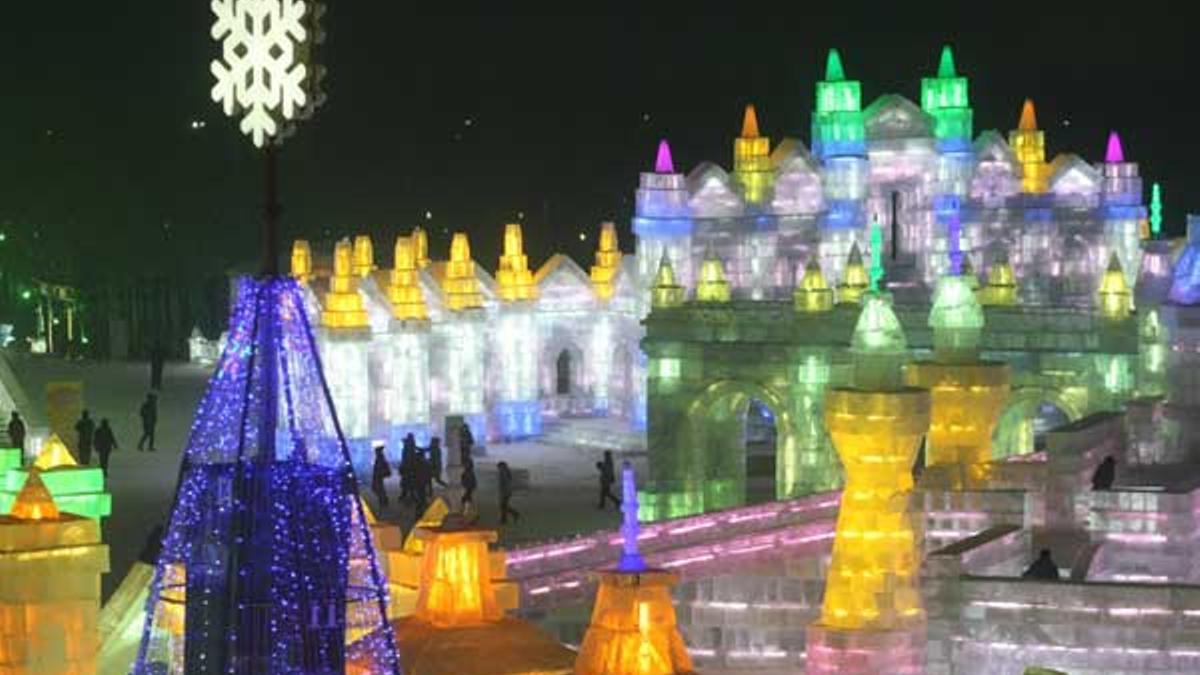 Coloridas esculturas en el Festival de Esculturas de Nieve y Hielo de Harbin.