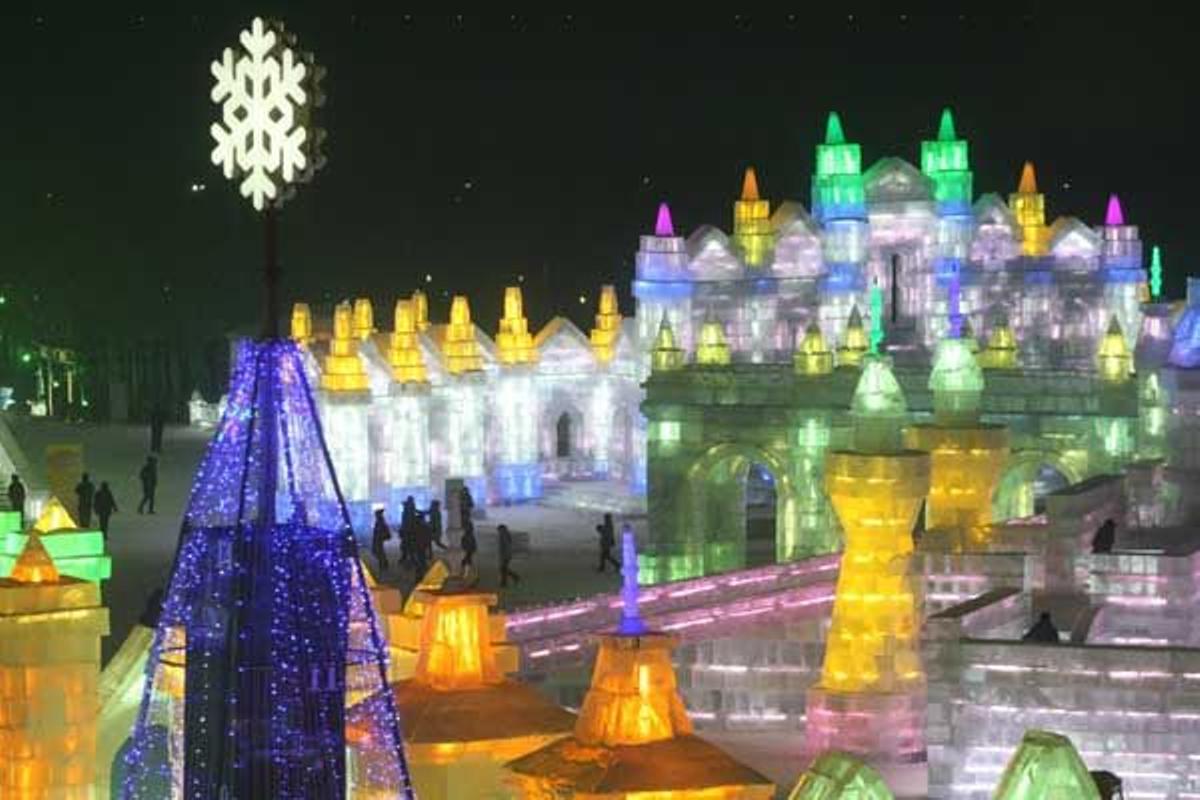 Coloridas esculturas en el Festival de Esculturas de Nieve y Hielo de Harbin.