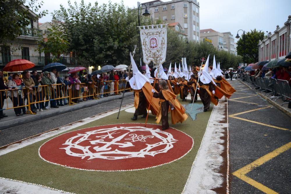 Recreacion de la Semana Santa de Cangas para el encuentro de cofradias que tuvo que ser acortado por las lluvias