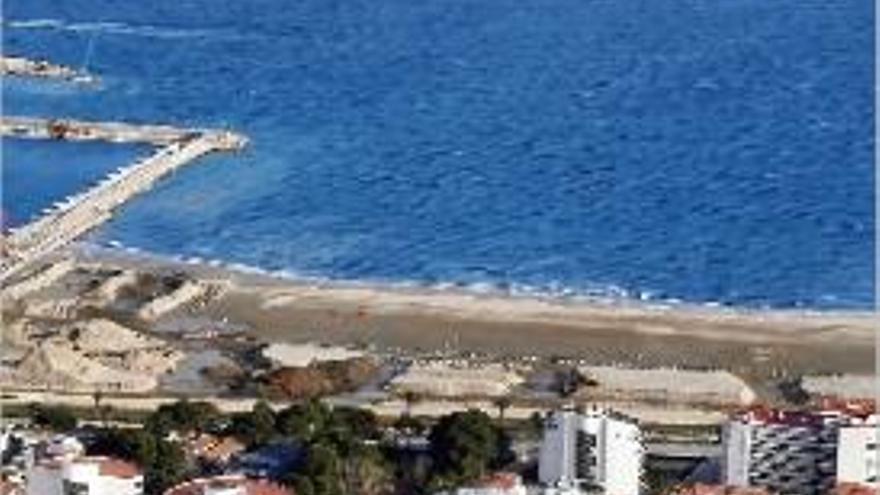 Vista de part de la sorra que s&#039;acumula a l&#039;aparcament de la platja.