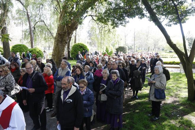 El vía crucis del arciprestazgo de Gijón en el parque Isabel la Católica, en imágenes.