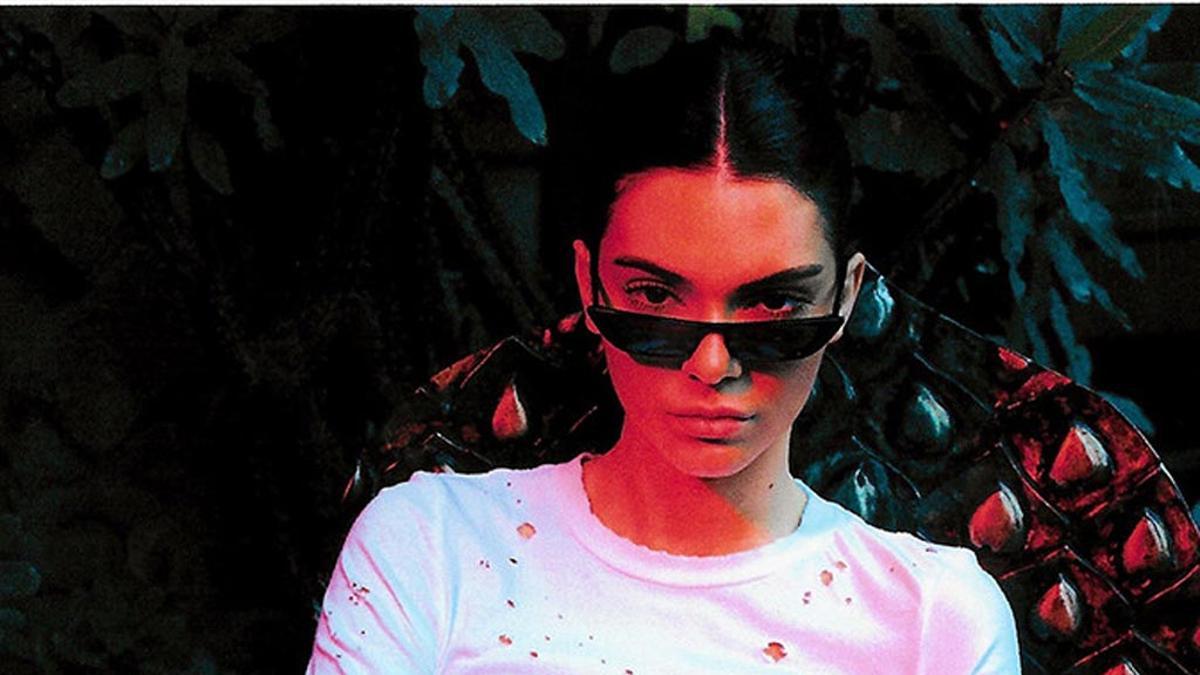 Kendall Jenner con camiseta-corsé