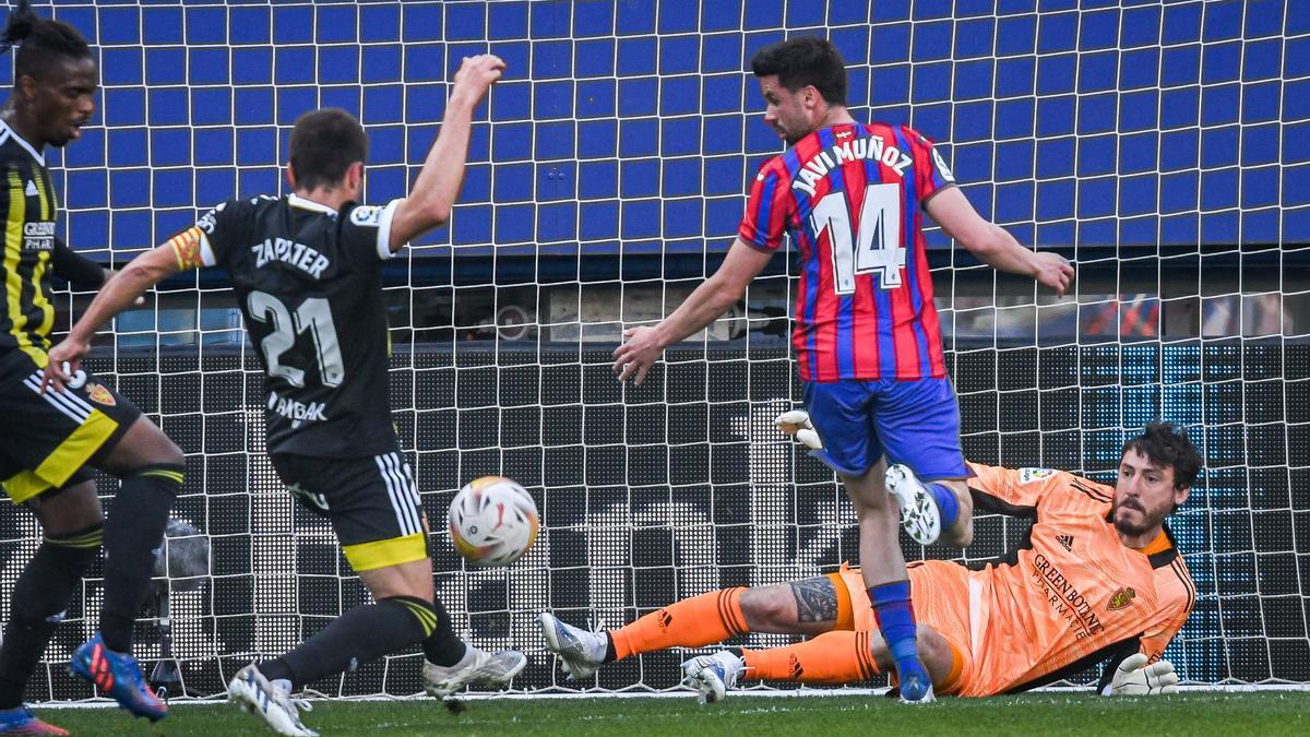 Zapater trata de despejar el balón en un ataque de los vascos.