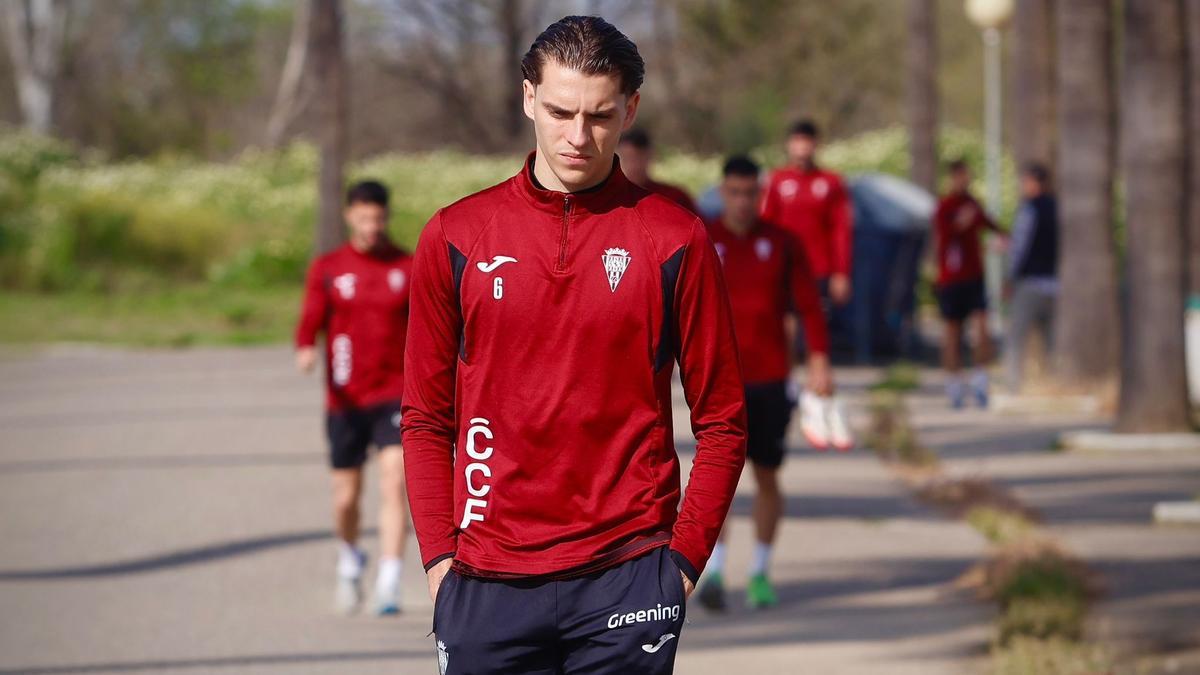 Álex Sala, pensativo, a su llegada a la Ciudad Deportiva para la sesión de entrenamiento del Córdoba CF, este miércoles.