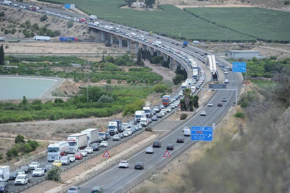 Atascos kilométricos tras el accidente de una furgoneta en la A7