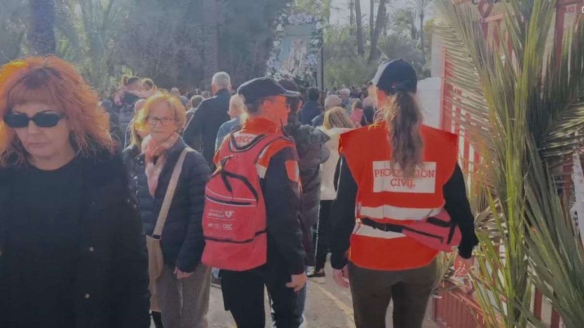 Dos jóvenes, con uno de los kit en la romería del pasado día 28, en Elche