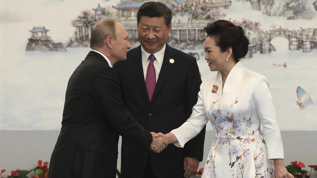 Xi Jinping (centro) y su esposa, Peng Liyuan, dan la bienvenida al presidente ruso, Vladímir Putin, en Xiamen, el 4 de septiembre.