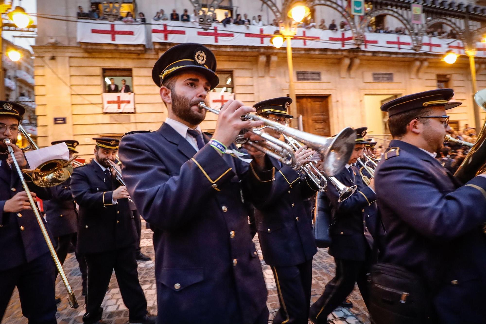 El Himno levanta el telón de la Fiesta en Alcoy