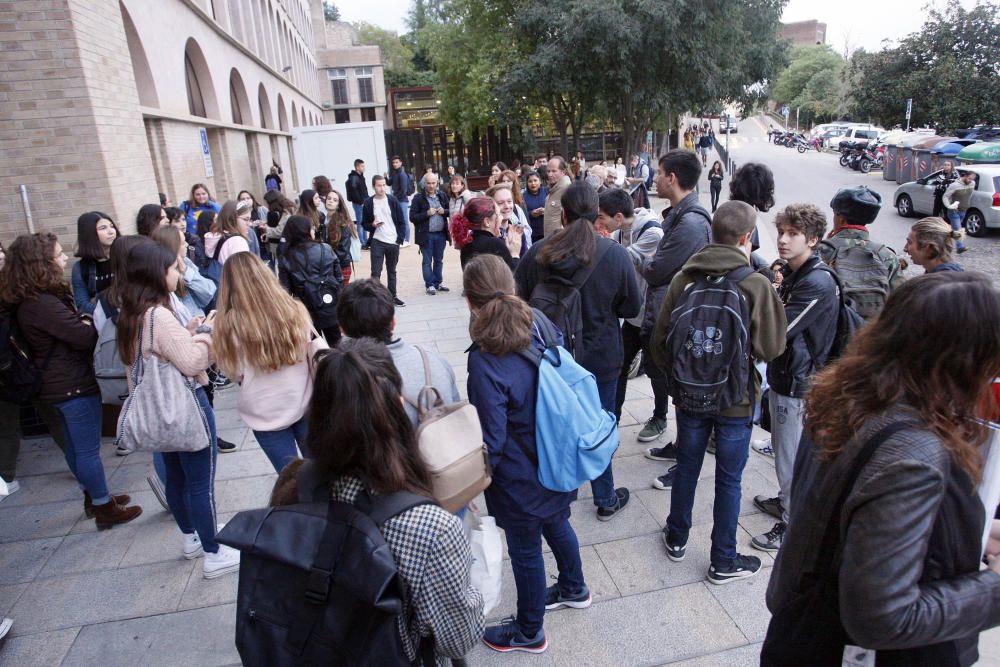 Piquets impedeixen l'accés dels alumnes a la UdG