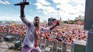 Actuación de Manny Manuel en el Carnaval de Día del Sábado de Piñata en Santa Cruz de Tenerife