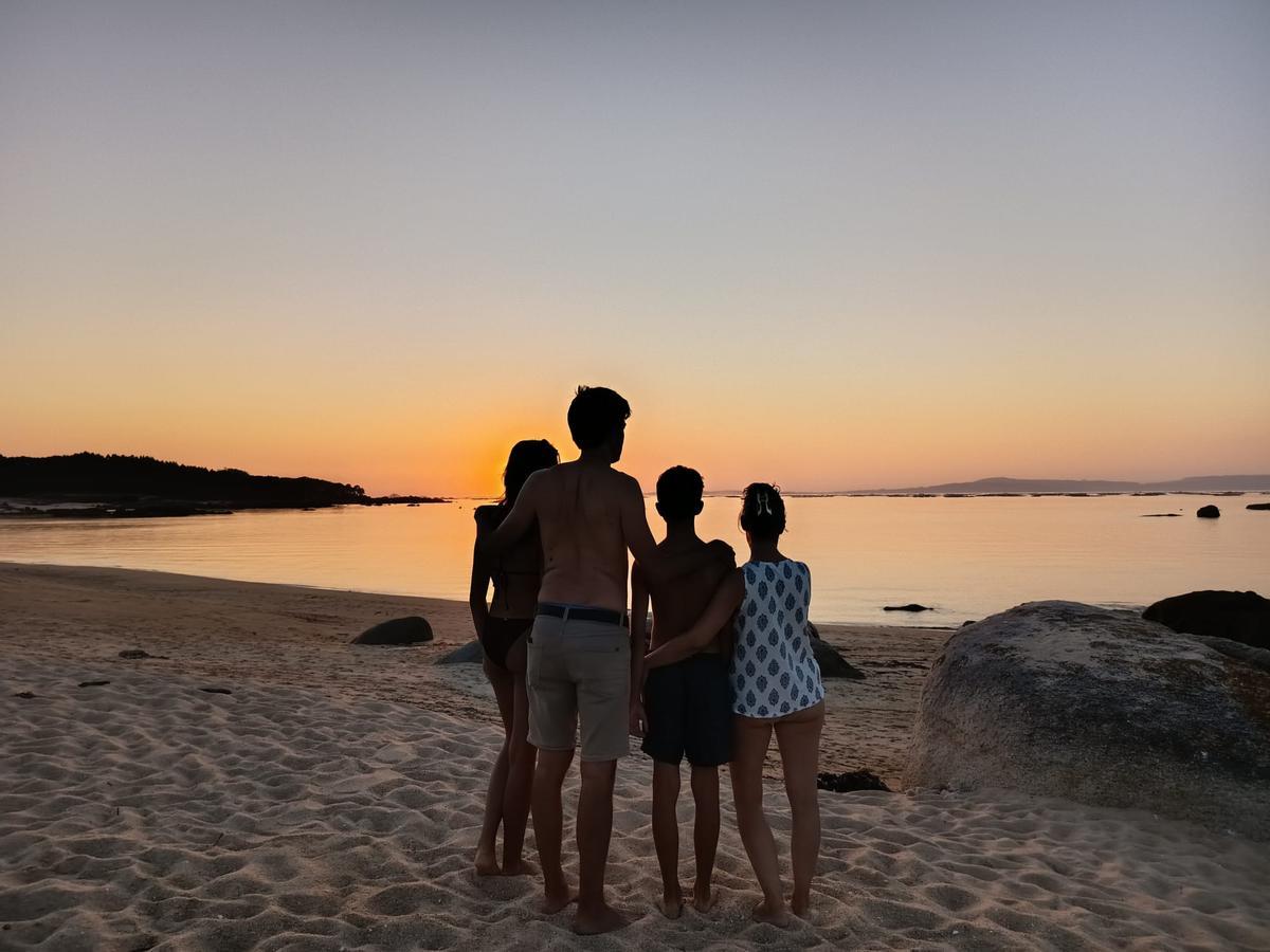 Los hijos de Sonia Dabalsa disfrutando del atardecer.