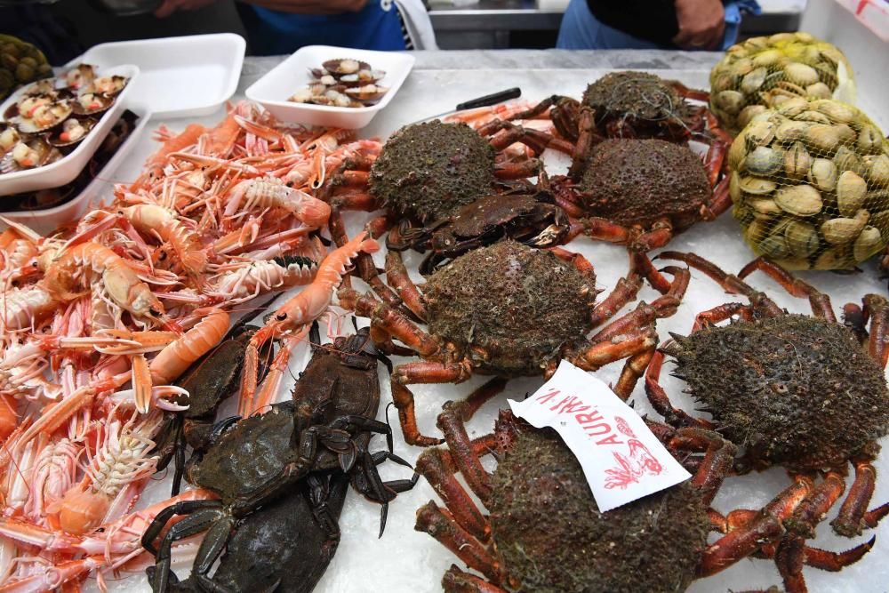 Las vendedoras afirman que las cifras de Nochebuena no se repetirán ante la caída de la demanda. Los consumidores optan por encargos para tener marisco fresco.