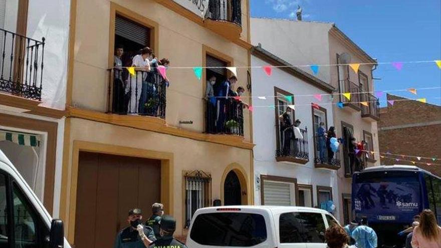 Regresan entre aplausos a su residencia los mayores que fueron apedreados en Cádiz