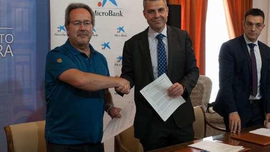 Ayuntamiento y La Caixa firman un acuerdo para conceder microcréditos