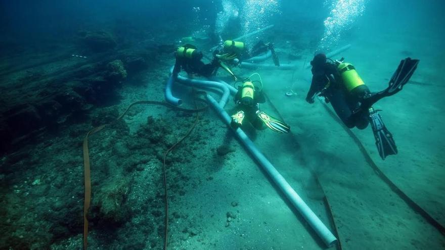 Técnicos del Centro de Arqueología Subacuática analizan restos de un navío hundido frente a una playa de Marbella.