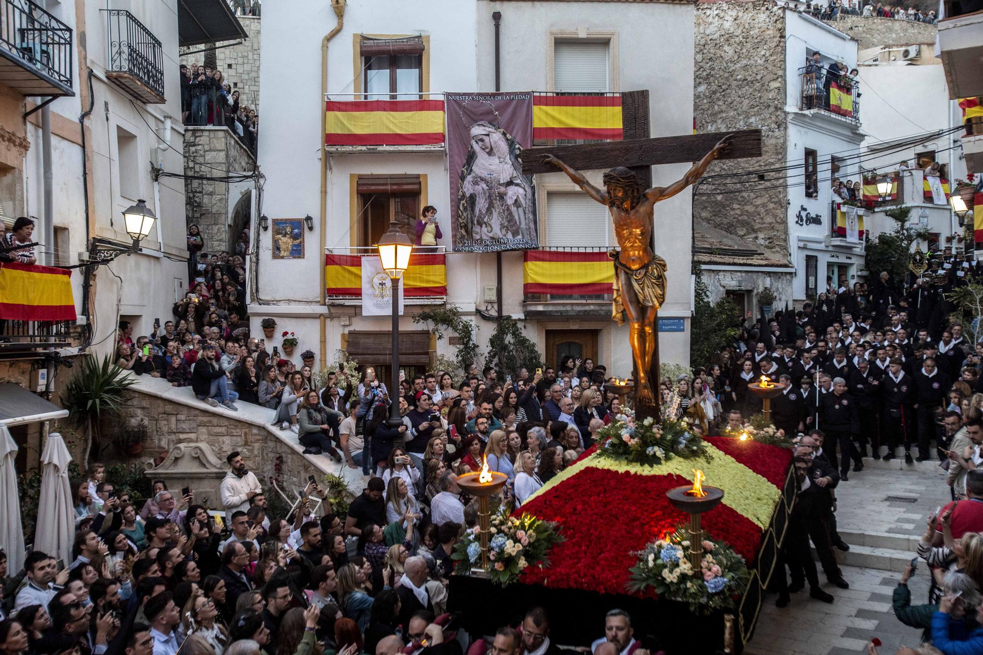 Gran expectación en el casco antiguo de Alicante en la procesión de Santa Cruz