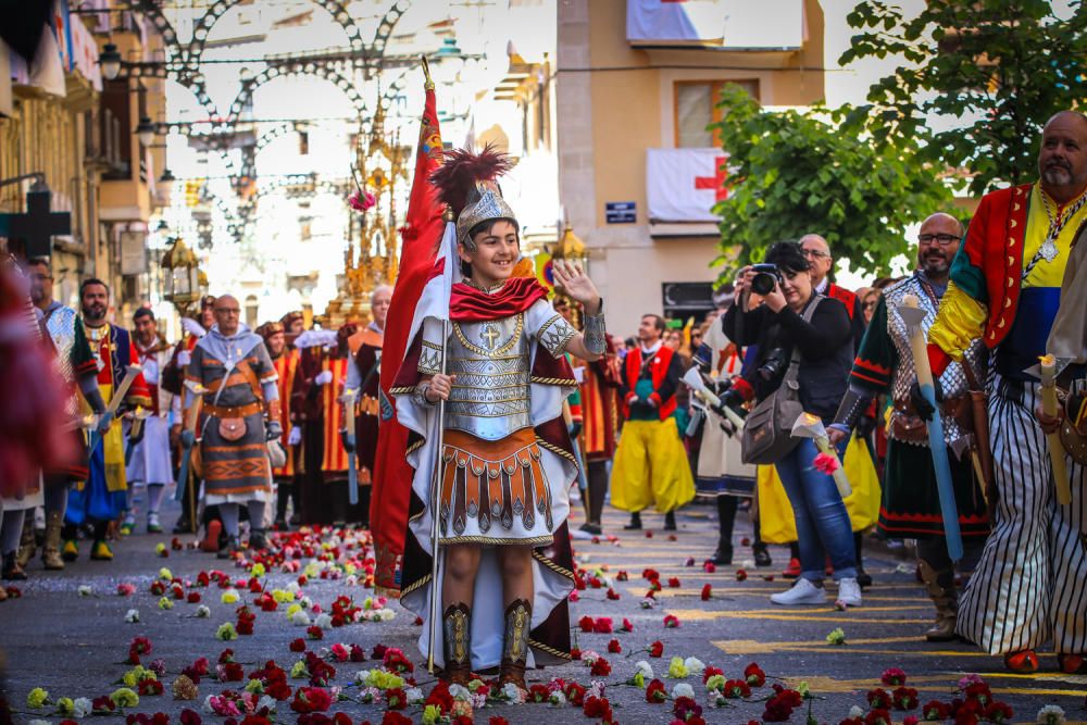 La procesión de la reliquia es uno de los actos que más agradan a los alcoyanos en el día dedicado al patrón San Jorge.