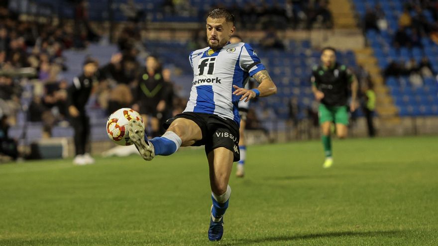 Artiles controla un balón durante el partido ante el Alcoyano en el Rico Pérez.