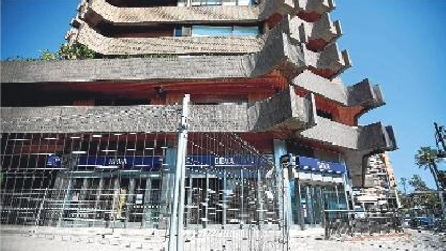 Vallas que rodean el perímetro del edificio en Llano del Real.